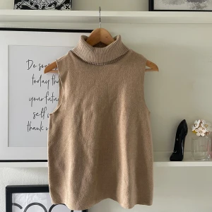 En skön och tunt stickad poloväst från Zara i jättebra skick🤎🤎! - Toppen är i storlek M och sitter superfint på kroppen. Den är inte obekväm runt halsen utan sitter som en smäck!😍Den passar storlek S också!