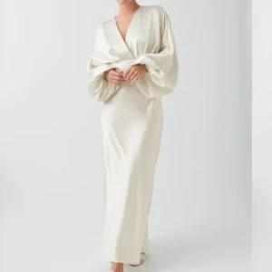 SÖKES! Satin klänning från Gina Tricot - Söker denna klänning inför vårt bröllop. Storlek 40/42/44/M/L av intresse. Är klänningen i fint skick belatar jag nypris.