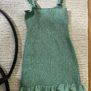 Grön klänning  - Söt klänning ifrån zara, storlek M. 200kr🍒