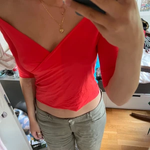 Topp - Korallfärgad topp perfekt till sommaren i storlek L men skulle säga att det är en S🥰