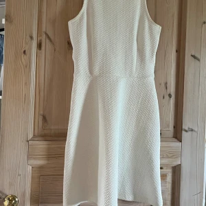 Klänning - En vit klänning jag använt få gånger. Den är i storlek Xs/S och är relativt tight. Den har även ett par missfärgningar därav priset 💗🎀