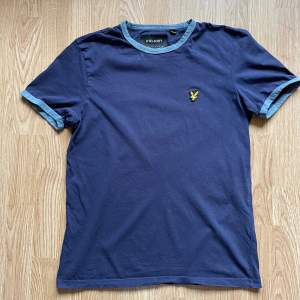 Marinblå T-shirt i stl S
