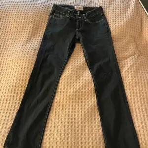 Svarta raka lågmidjade jeans storlek 36 men skulle säga att de mer är storlek 34. Midjelängd ca 35cm innerbenslängden ca 70cm. 