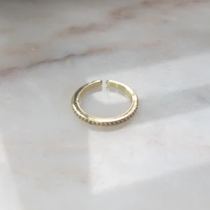 Yomie ring 💕 - Yomie har fina kvalitativa prisvärda ringar som endast kostar 99kr 💕 Alla är vattentäta och gjorda av rostfritt stål 💛 Ringarna orsakar alltså inga utslag 💕Denna ring är justerbar & i färgen guld 💛 För fler frågor/bilder skicka ett meddelande💕