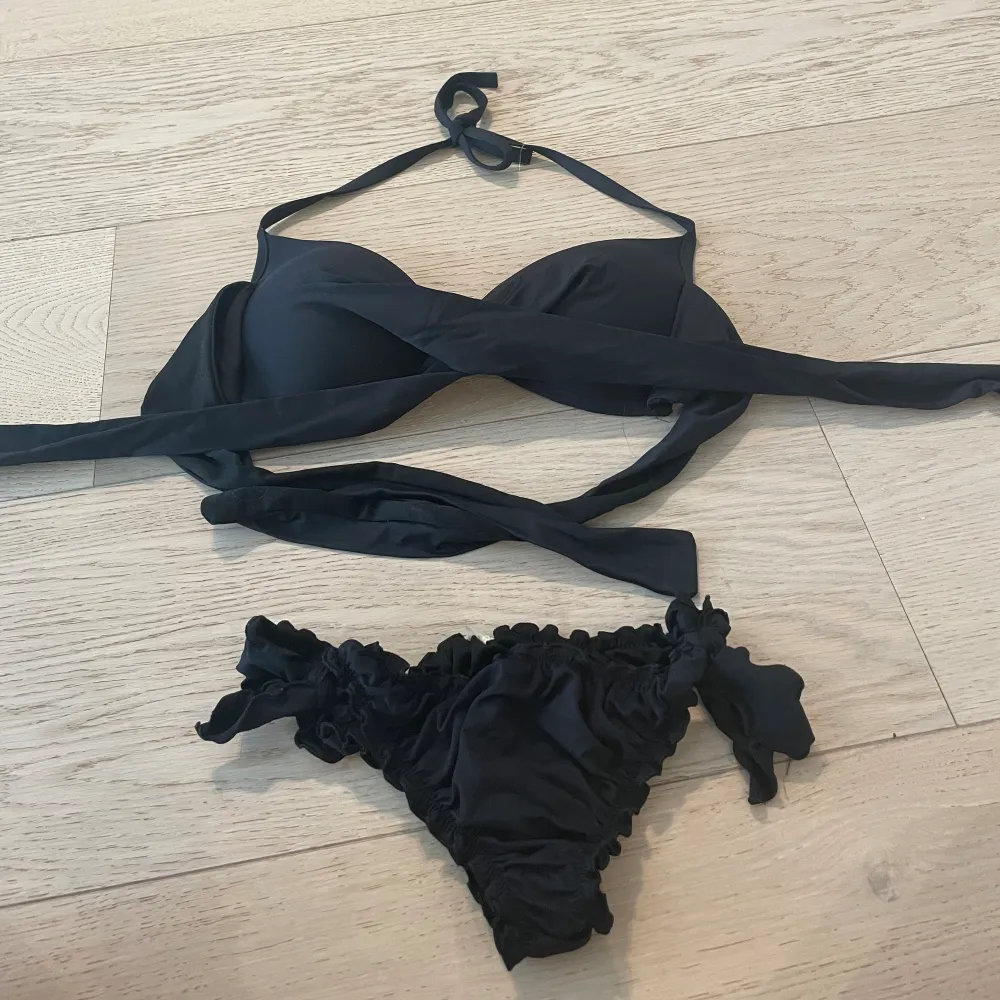 Super fin bikini i bra skick och bra kvalite, storlekslappen har försvunnit men tror det är S på överdelen och S på underdelen möjligtvis xs på underdelen. Nypris 700 kr. Övrigt.