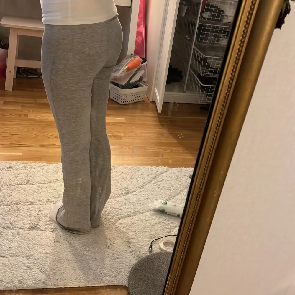 Säljer mina flared tights då jag redan har ett annat par, dem är i bra skick. Dem är klippta kortare nere vid fötterna. Innerbenslängd: 71 cm ❤️. Jeans & Byxor.