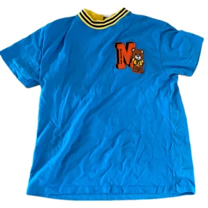Moschino t-shirt  - En snygg moshino tisha i storlek XXL men sitter som en större large
