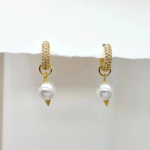 Handgjorda örhängen  - Handgjorda örhängen ● Material-Zirkon, 18k guldpläterad rostfritt stål och glaspärlor ●Örhängeskrokar - ●Längd -2,5cm .Vattentåliga, ändrar inte färgen! Följ:@ekjewelryofficial 