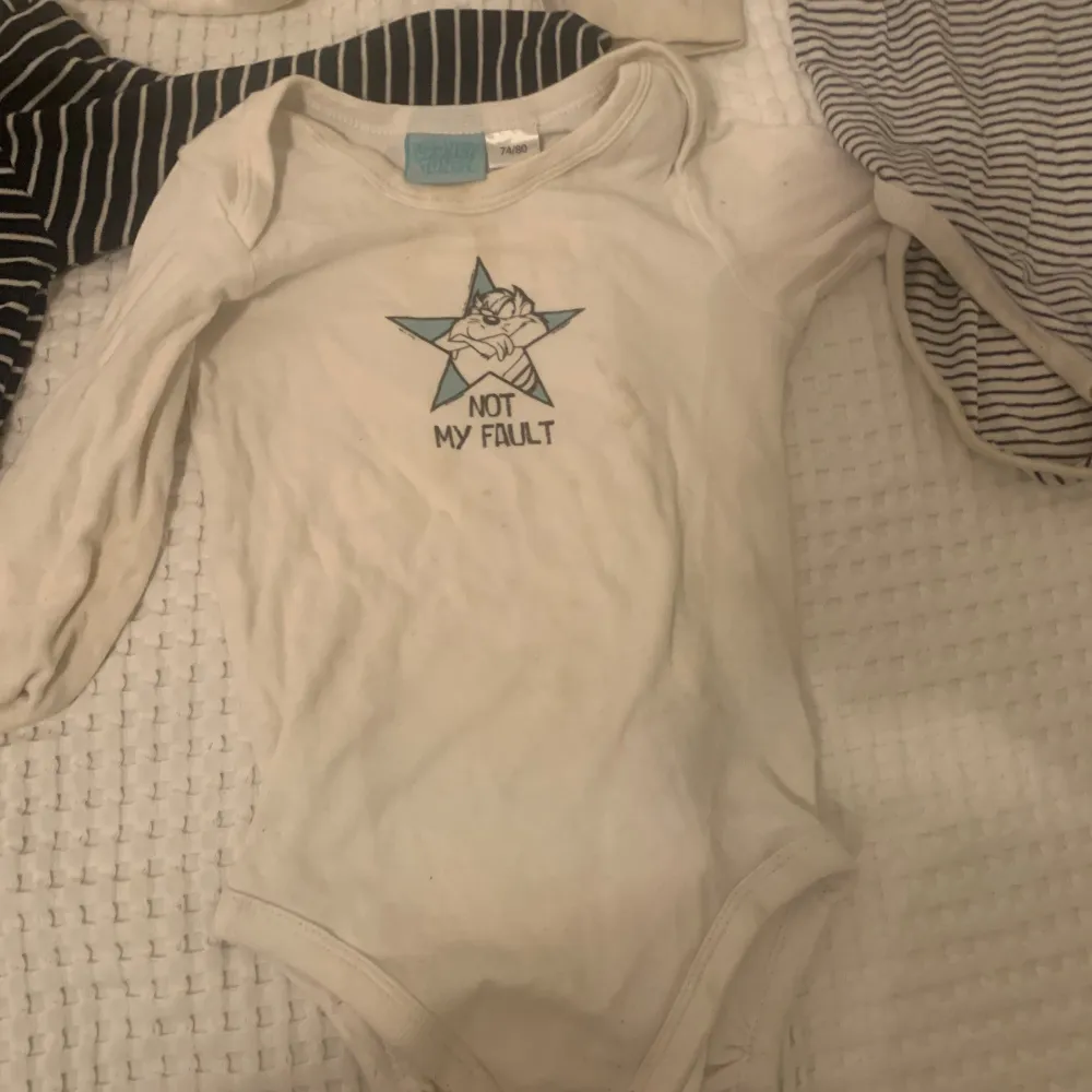 Body för barn, lite olika storlekar och märken. H&M, Lupilu, Lindex, New bie. Har massor med barnkläder, mest pojkkläder. Kom gärna o h fynda. Storlekar mella 0-4 år.. Övrigt.