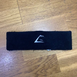 Gymshark hårband  - Använd Max 2-3 gånger. Nytvättad såklart! Jättefint skick perfekt att ha under alla träningspass. Onesize