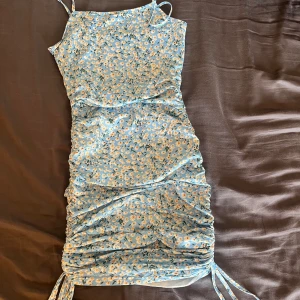 Söt klänning - Blå blommig klänning från shein i storlek XS/34. Går att justera längden hur man vill. Väldigt stretchig så passar S också. Inga defekter. Säljer pga den inte kommer till användning.