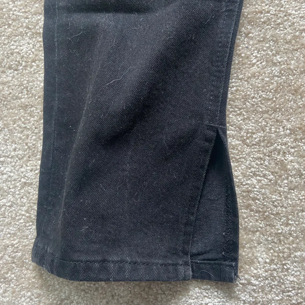 Svarta jeans från zara som ej kommer till användning. Inga dekekter, fint skick. Höga i midjan. Frakt ingår ej i nedanstående pris.. Jeans & Byxor.