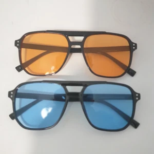 Retro solglasögonen. - Säljer två stycken solglajjor perfekta nu till sommaren. Pris för båda - 179 KR Pris/st - 119 Kr ☀️🌡