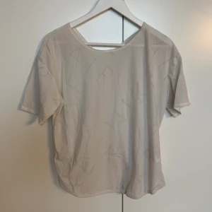 Träningstopp/t-shirt - Nike Air. Använd någon gång, fint skick! 🤍
