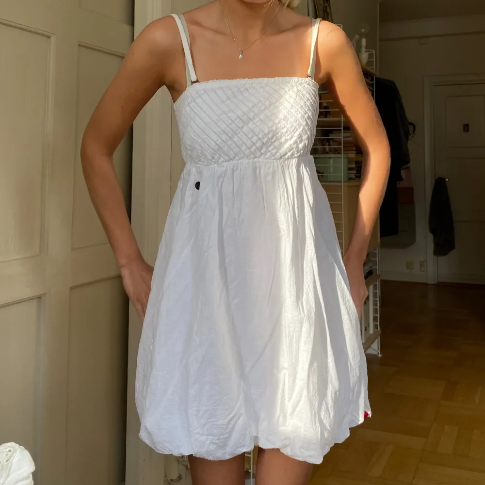 Så snygg vit somrig klänning med resår grej längst ned som gör att den blir lite puffig🙌🏿😍. Mekot.