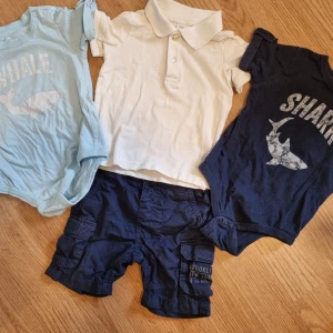 Sommarkläder strl. 68 - Vit pikétröja från Hm strl. 68, 2 st. kortärmade bodys i storlek 6-12 mån (ca strl. 68-74) från Joe fresh, marinblå shorts strl. 68 från Kappahl. Allt är i fint skick.