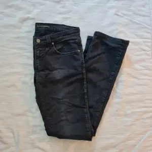 W29/L32 Snygga jeans från Denimbirds. Upplever dem tajta från lår och upp. Lite vidare i benen. Någon liten tråd/noppa. I övrigt fint skick!