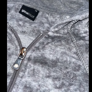 Kofta/Huvtröja - Zipup kofta i grå med diskret leopardmönster och en lite krona. Finns matchande byxor. Nyskick, inga hål etc. Storlek XS men passar även S-M. Kan visa hur den sitter i privat konversation. Pris kan diskuteras🩶