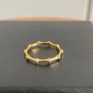 Ring i guldfärg - Ring i fint skick ca 18 mm