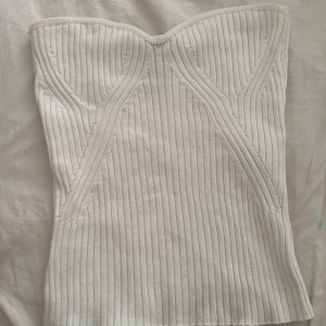 Tubtopp - Gullig vit tubtopp i storlek xs Nypris 99 kr, säljer för 40; pris kan diskuteras✨