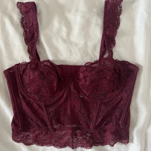 Spetsbustier Strl M - Säljer min fina spelstopp i strl M. Perfekt till fest. Köpt för 395 kr, pris kan diskuteras. Använd fåtal gånger. 💃