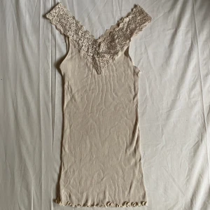 Sött ribbat spetslinne - Jättegulligt linne nu till sommaren:))  Väldigt stretchigt! Skriv privat ifall du undrar nått💗