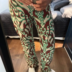 Byxor - Fina byxor från Zara i storlek S.