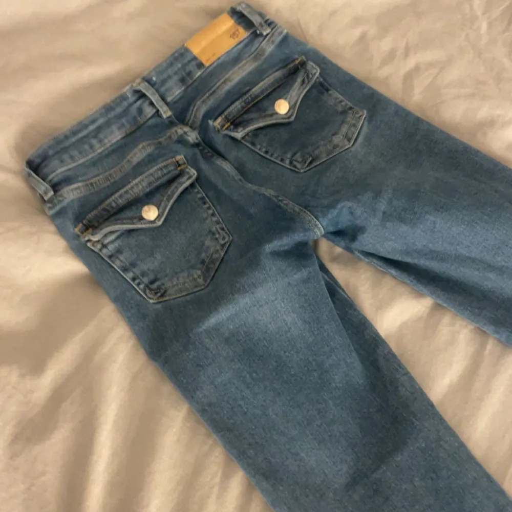 Säljer dessa lågmidjade mörk blå jeans, används fåtal gånger. Skriv för mer information💕. Jeans & Byxor.