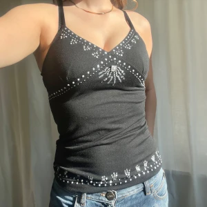 Rhinestone linne - Svart vintage linne med rhinestones på från PD & TT. Storlek L men passar mer S-M. Axelbanden är justerbara 💓