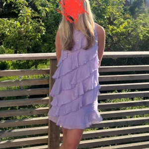 Zara klänning - Lila klänning från zara med volanger. Ny skick!
