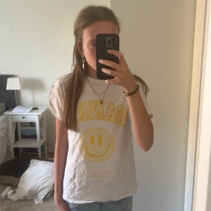 Ganni t-shity - Säljer denna ganni t-shirt pga att den inte kommer till användning. Den är använd cirka 1-2ggr så i mycket bra skick.