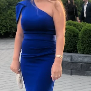 Elegant mörkblå klänning - Säljer denna superfina mörkblåa klänning. Den sitter mycket bra och formar kroppen. Den är också mycket elegant och skulle passa formella event. De är använd endast en gång. Storleken är 38-40. Pris 1499:-