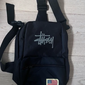 Stussy Slingbag - Scary Stussy Singbag köpt här på Plick. Säljer då den inte kommer till användning o har själv aldrig använt den. Finns inga tydliga defekter. 