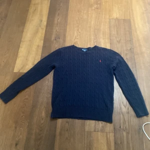 Ralp lauren tröja - Säljer denna feta Ralph lauren tröjan. Tröjan är i ett gott och välanvändat skick. Det är en liten fläck på tröjan som syns på bild 3 Nypris är cirka 1500. Storleken är 18-20 i barn storlek men det sitter som s i herr storlek. Hör av vid funderingar☺️