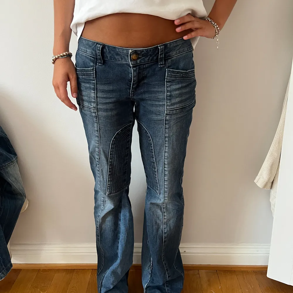 Jätte snygga jeans, har sytt de så de blev bootcut. Jeans & Byxor.