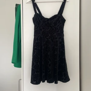 Svart sammetsklänning  - Använd sparsamt