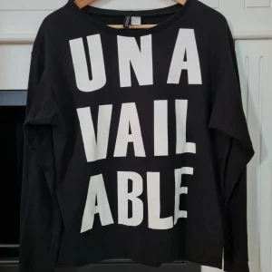 Sweatshirt Unavailable strl M - Tröja från H&M Divided. Någon mindre spricka i trycket. Lite ytludd.