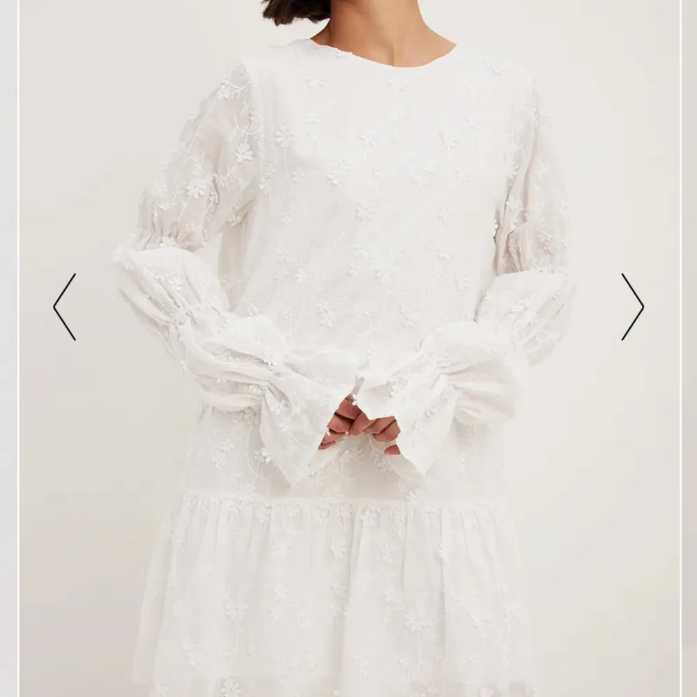 Säljer denna drömmiga studentklänning från Nakd 🥂 Endast använd en gång på min student och är slutsåld på hemsidan 🤍Nypriset är 699 kr  (Bilden är lånad, skriv privat för egna bilder). Klänningar.