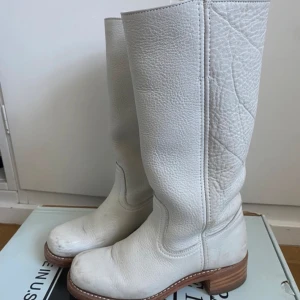 Frye boots - Äkta frye boots i fint skick! De är klackade och redo att använda :) de är i US 6.5 vilket motsvarar storlek 37 men jag är vanligtvis en 38:a och de passar bra på mig. 