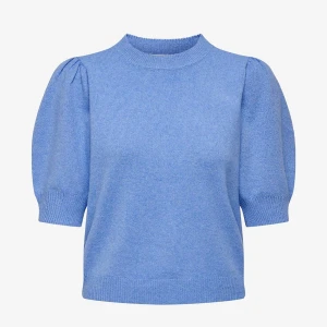 Blå Stickad T-shirt <3 - Nästintill aldrig använd. Fint skick! Inga hål eller skador förekommer. Köpt från VeroModa. SÄNKT PRIS 