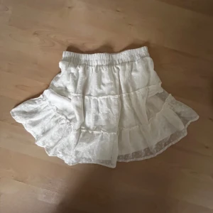 Jättesöt vit kjol - En superfin kjol perfekt till sommaren! Jag har i vanliga fall XS/S men den passar M också. 