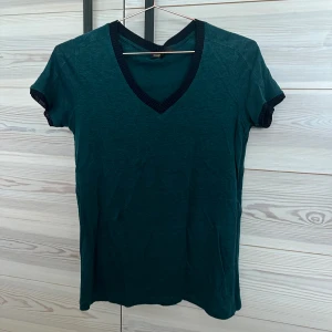 Maje t-shirt - Snygg t-shirt från Maje. Väldigt bra skick! Mörkgrön med glittrig kant.