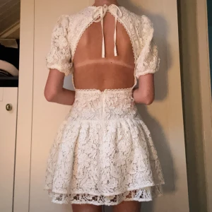 vit klänning - Otroligt vacker klänning, perfekt till sommaren, student eller skolavslutning. Har sytt in den i midjan men annars är den som ny. Är 174cm och brukar ha storlek s så tror den passar ca xs-m, går även att justera i nacken!!!💘Priset går att diskutera😁