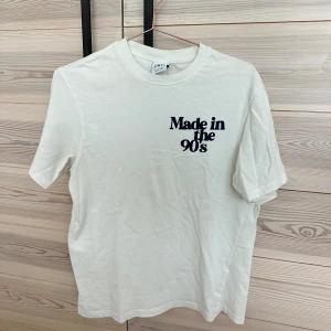 Oversized T-shirt - Vit t-shirt från Zara i tjockt material. Broderad mörkblå text. Bra skick! 