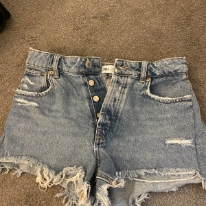 Zara jeans shorts  - Säljer dessa super fina shorts från zara i strl 36  Säljer för att de är för små💕 Nypris 329kr Mycket bra skick  Tryck gärna på köp nu 💕
