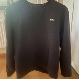 Lacoste Crew Neck  - Väldigt fin Lacoste Crew Beck tröja. Skick 8/10. Tröjan är i storlek M men passar även S. Tröjan är mörkgrå. Vid frågor är det bara att skriva!