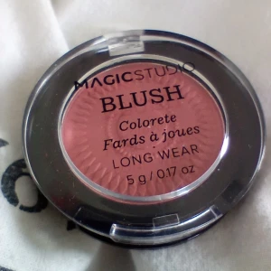 Blush  - Säljer en mini blush, den är helt oanvänd från magicstudio. Den är lite ljusare en på bilden. (Mer naturlig) Säljer den för 20 kr + frakt! 