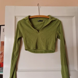 Corpad topp - Grön corpaz långärmad topp från ZARA! 🌟 M men mer som en S