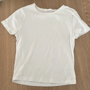 Vit basic topp - Topp från gina tricot i stl S! Använd men i fint skick! Säljer en likadan i svart💞