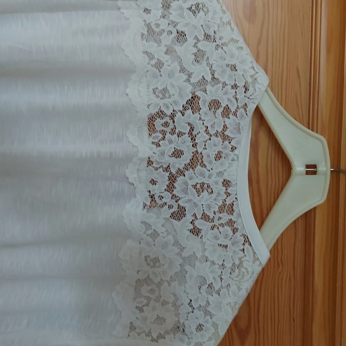 Vit blus med spetsdetaljer  - 91